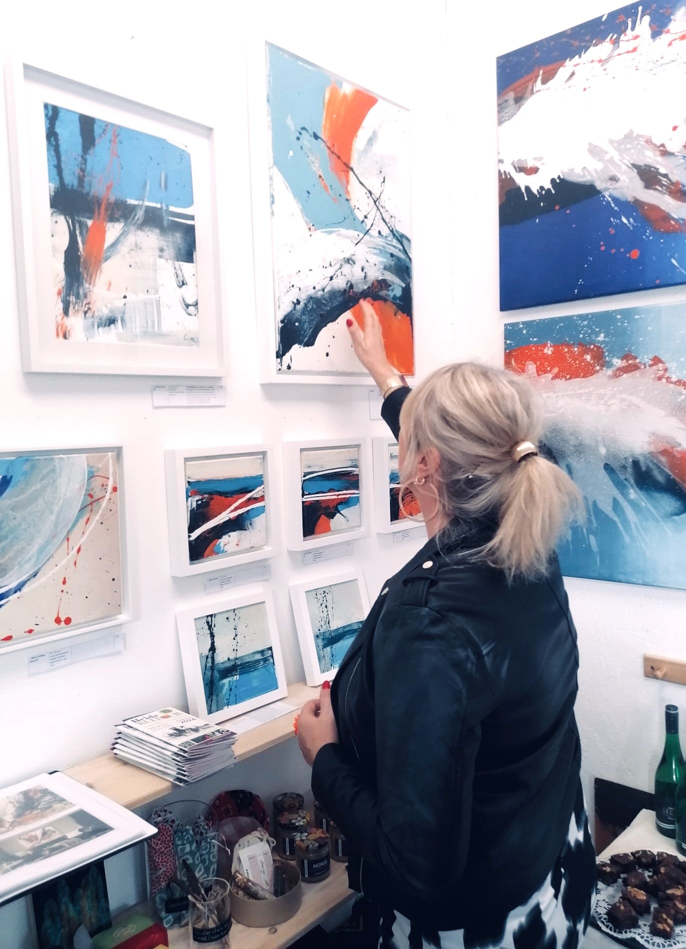 Solo_Ausstellung_Energie_und_Hingabe-Galerie_XS_Art_Lueneburg-Susanne_Linke Kunstausstellung Acrylmalerei